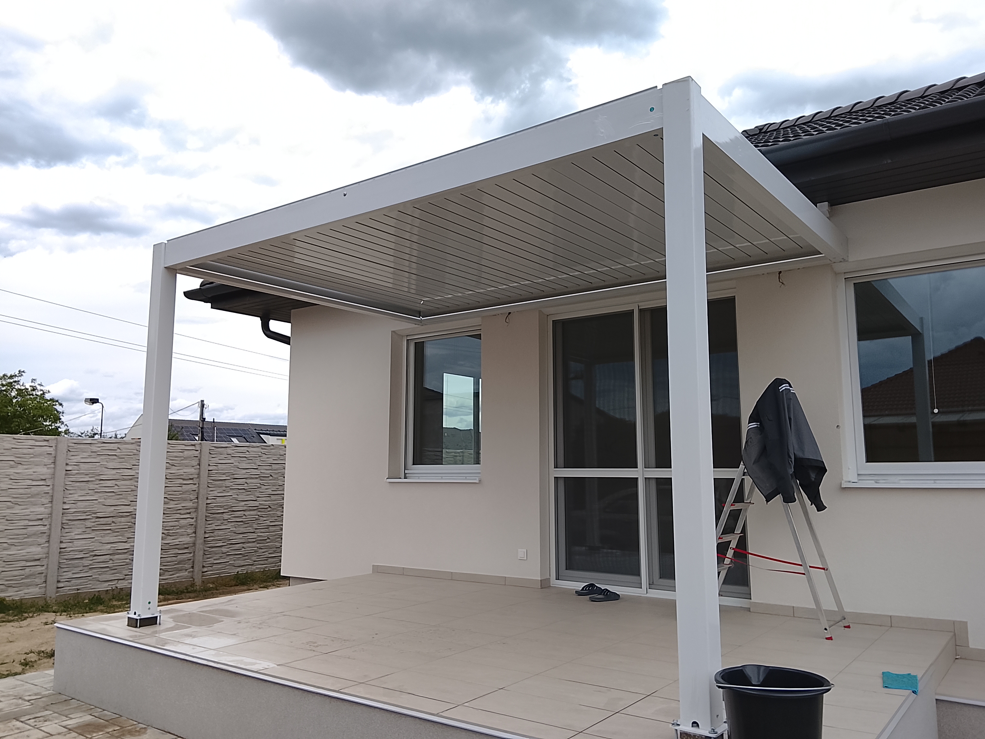 KM Outdoor által telepített fehér bioklimatikus pergola
